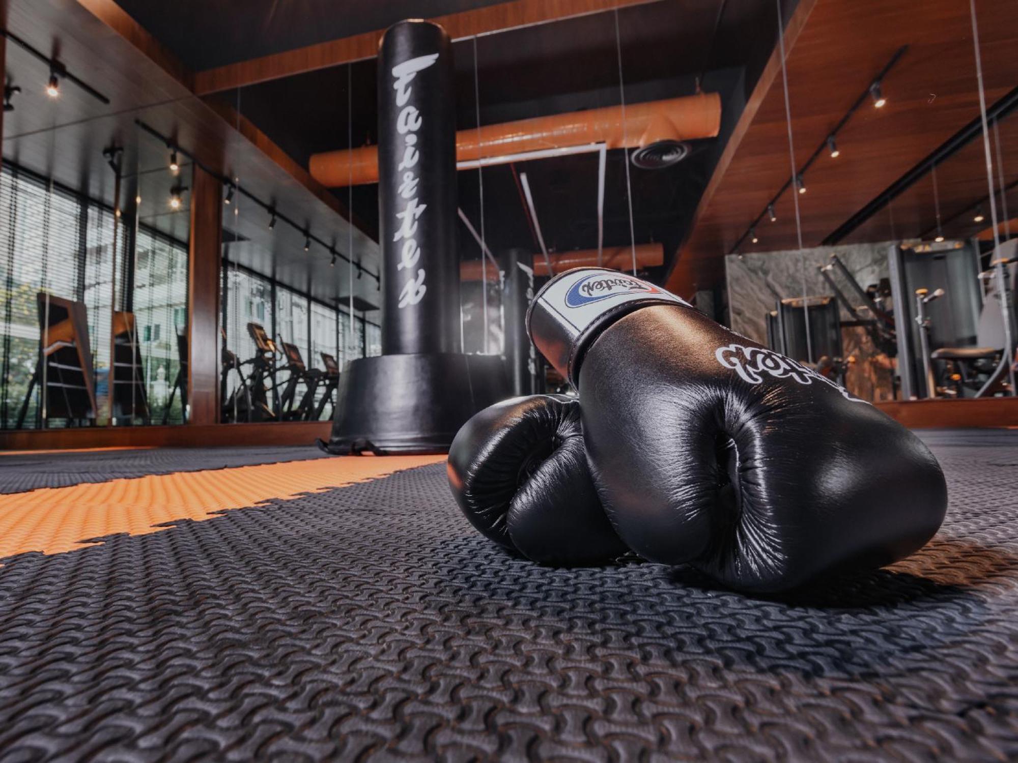 Nysa Hotel Bangkok Sukhumvit 11 Dış mekan fotoğraf A pair of boxing gloves