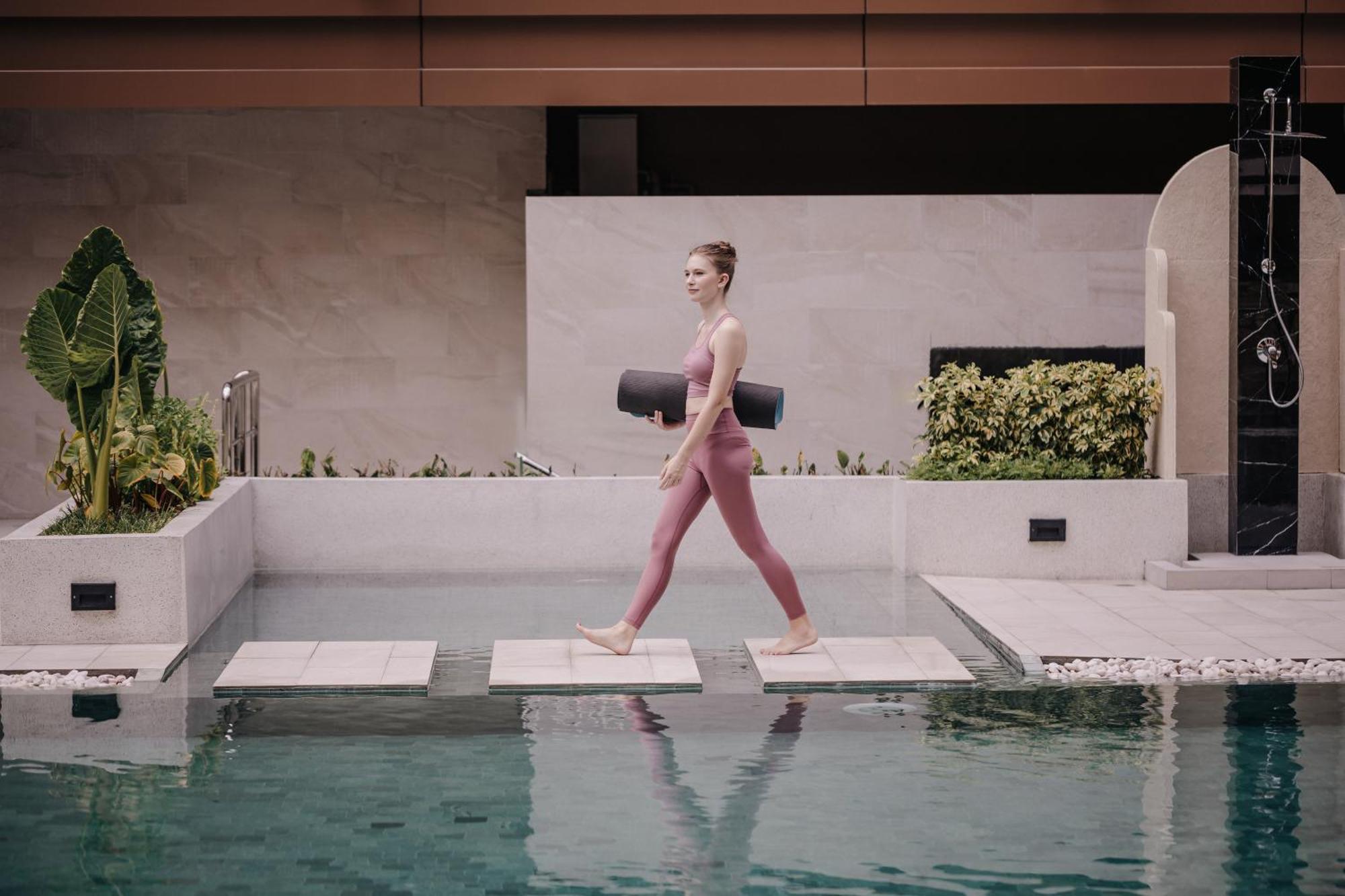 Nysa Hotel Bangkok Sukhumvit 11 Dış mekan fotoğraf A woman walking on a stepping stone