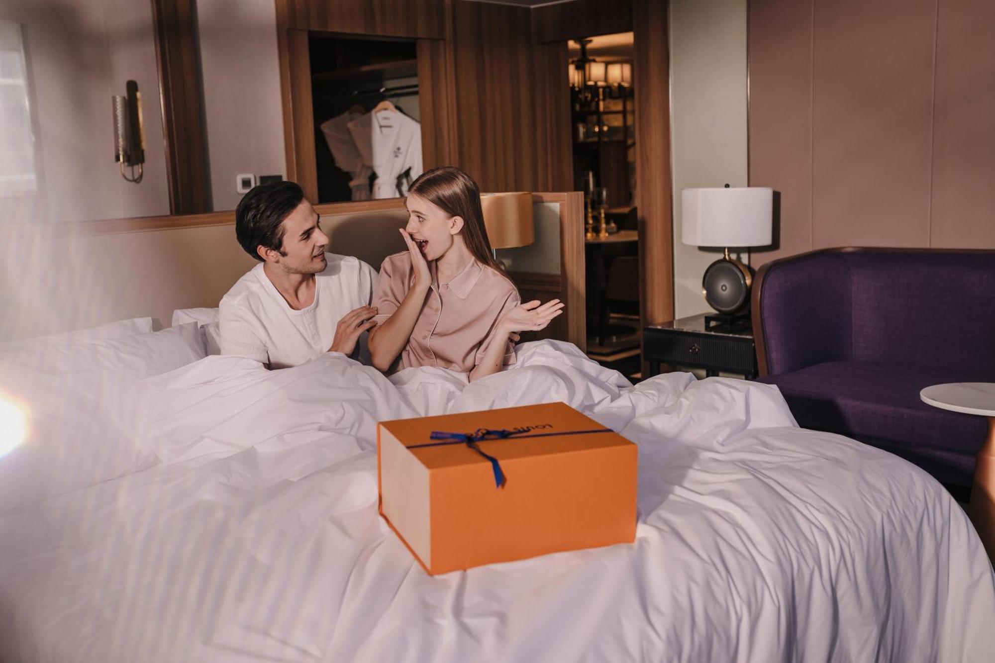 Nysa Hotel Bangkok Sukhumvit 11 Dış mekan fotoğraf A couple opening a present