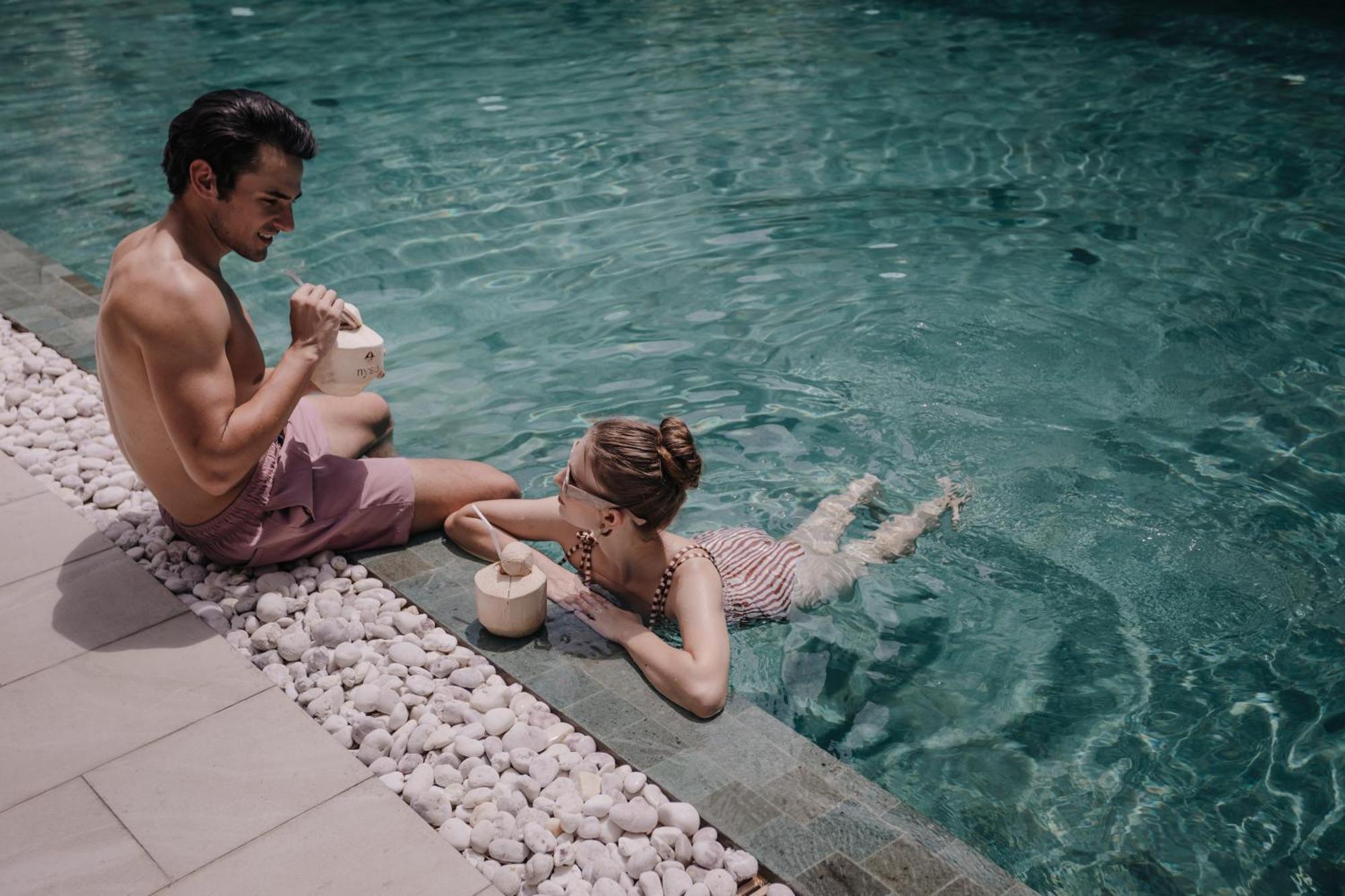 Nysa Hotel Bangkok Sukhumvit 11 Dış mekan fotoğraf A couple drinking coconut water in a swimming pool