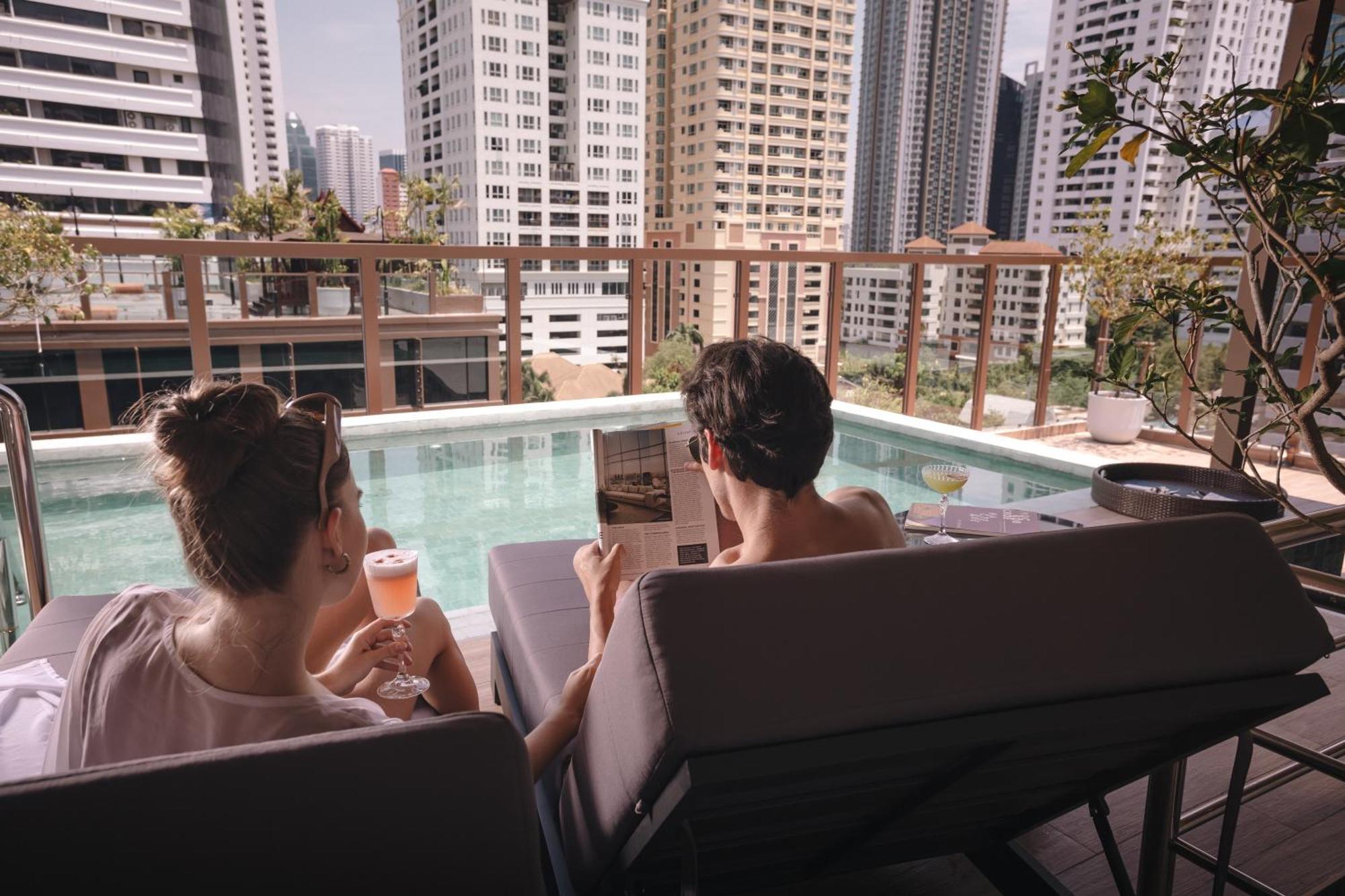 Nysa Hotel Bangkok Sukhumvit 11 Dış mekan fotoğraf The rooftop pool at the hotel