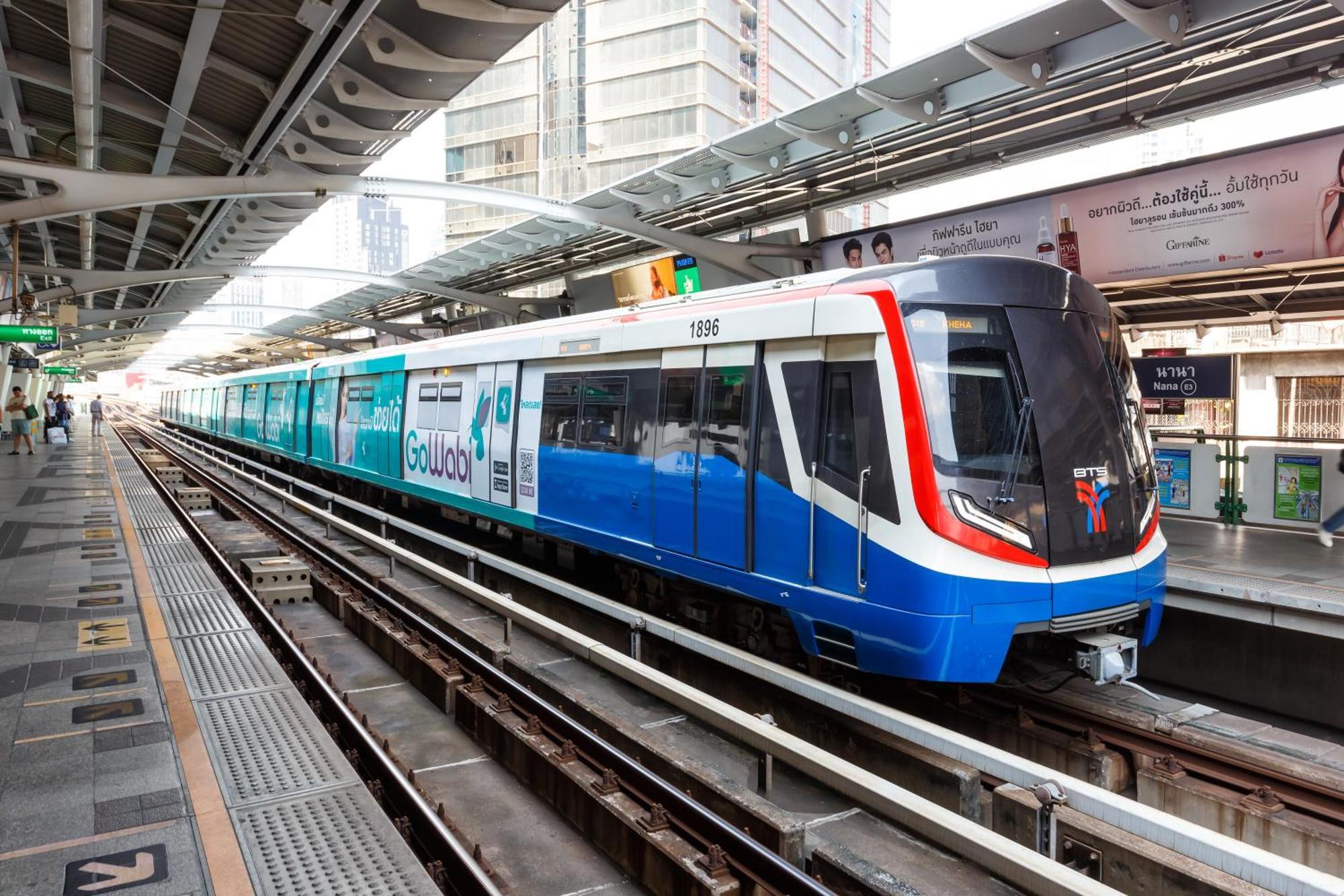 Nysa Hotel Bangkok Sukhumvit 11 Dış mekan fotoğraf A Blue Line train at Huai Khrai